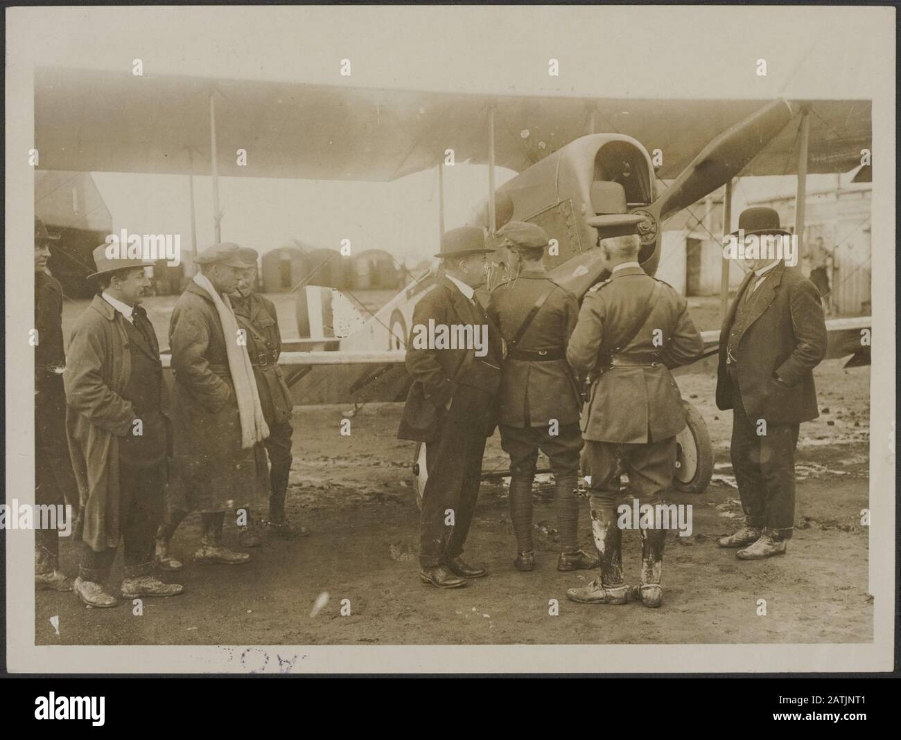 Le Front occidental Description: Le premier ministre de la Nouvelle-Zélande examine une machine britannique. Annotation : Le Front Occidental Britannique. Le premier ministre de la Nouvelle-Zélande [William Ferguson Massey] regarde un avion britannique. Date : {1914-1918} mots clés : première Guerre mondiale, fronts, forces aériennes, soldats, politiciens Nom De La Personne : Massey WF Banque D'Images