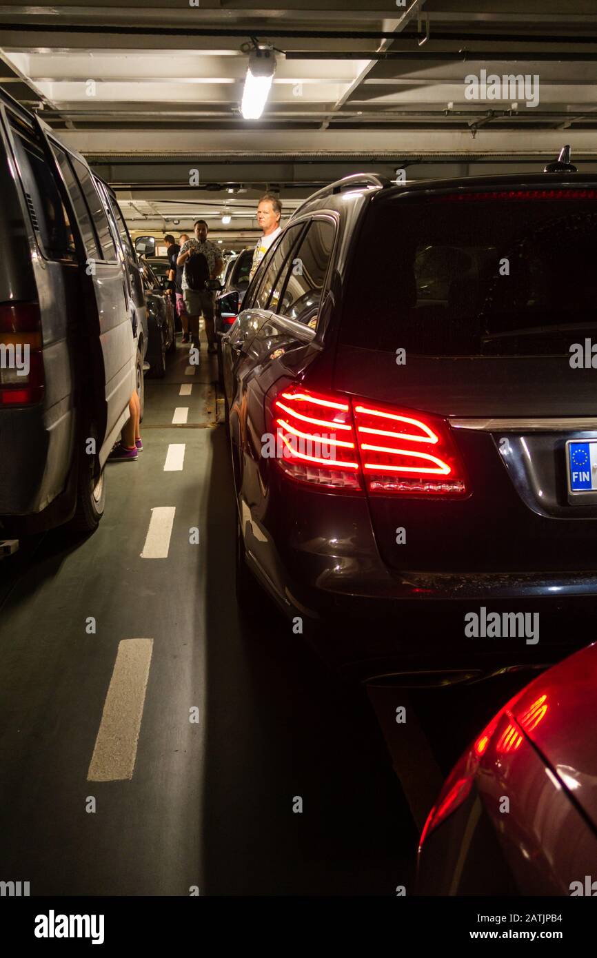 Éditorial 08.31.2019 MS Baltic Princess Passagers allant à leur voiture sur la terrasse avant que le ferry arrive au port Banque D'Images