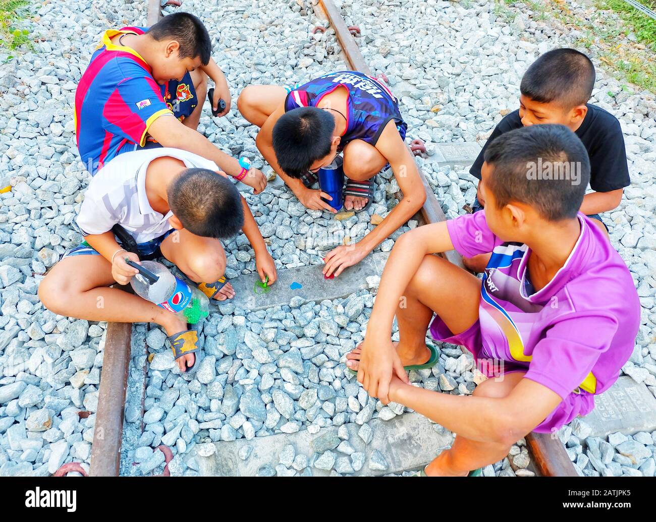Les adolescents asiatiques font attention et peignant les formes cardiaques sur la voie ferrée. Concepts uniques de l'amour, de la Saint-Valentin, groupe adolescent, adolescent Banque D'Images