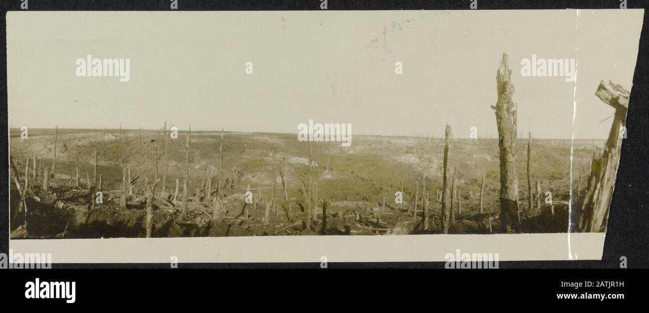 The Western Front Description: Vue Sur Beaumont-Hamel. La colline en face a été cloutée avec des maisons et des arbres avant l'attaque Annotation: British Western Front. Scène À Beaumont-Hamel. La colline opposée était couverte de maisons et d'arbres pour la date de l'attaque : {1914-1918} lieu : Beaumont-Hamel, France mots clés : villages, première Guerre mondiale, fronts, destruction Banque D'Images