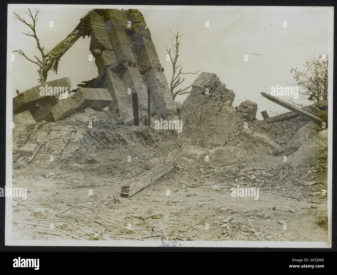 Le Front occidental en France Description: Un poste d'observation allemand très fort détruit par nos tirs Annotation: Le Front occidental. Un par canon anglais a ravagé l'observation allemande fortement fortifiée Date: {1914-1918} lieu: France mots clés: Première Guerre mondiale, fronts, observation, destruction Banque D'Images