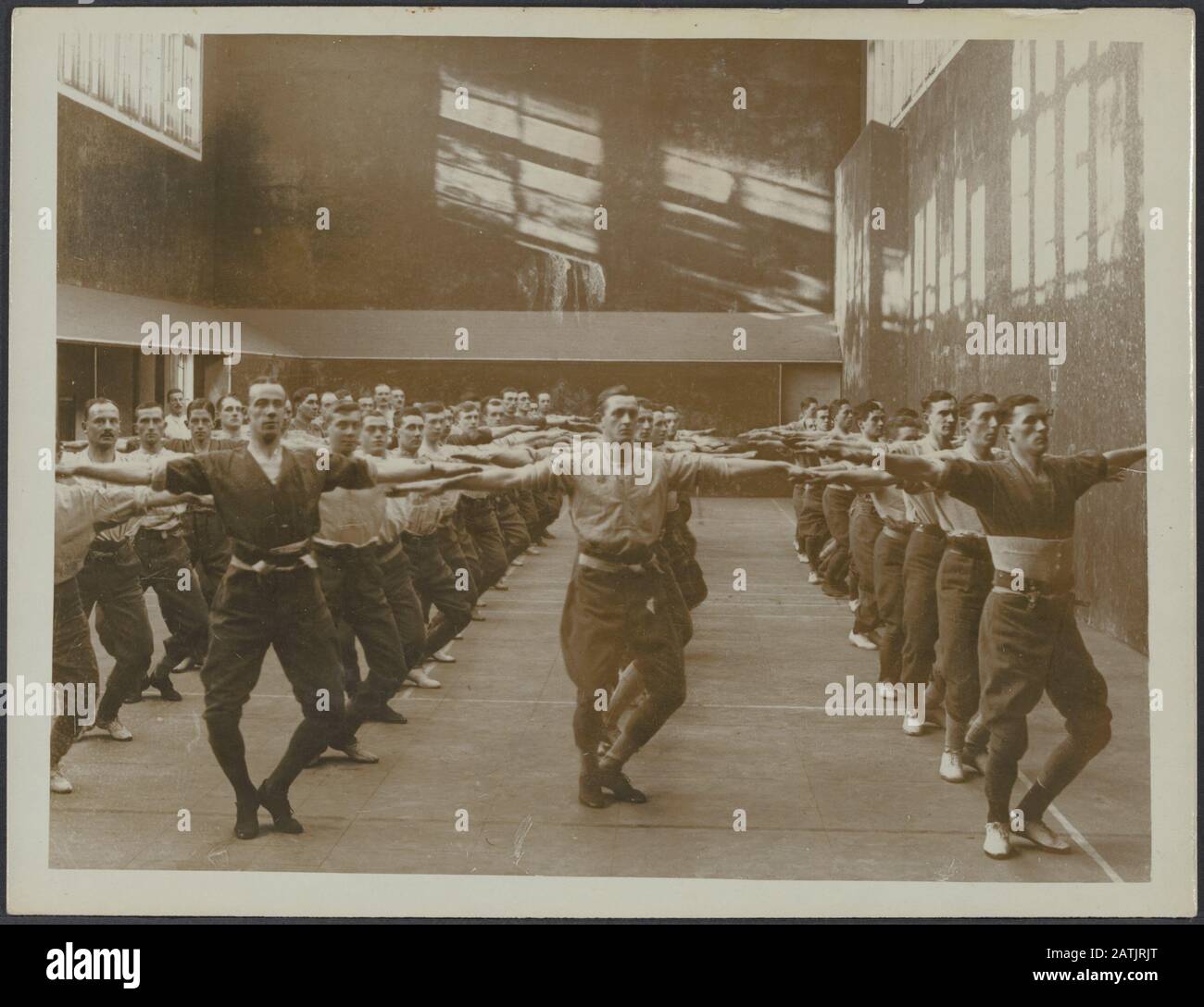 Universités britanniques en temps de guerre Description: Cambridge. Clare Et Trinity Tennis Court Annotation: Cambridge. Clare et Trinity tennis courts, hommes faisant de la gymnastique Date: {1914-1918} lieu: Cambridge, Royaume-Uni mots clés: Première Guerre mondiale, gymnastique, intérieurs, universités Banque D'Images
