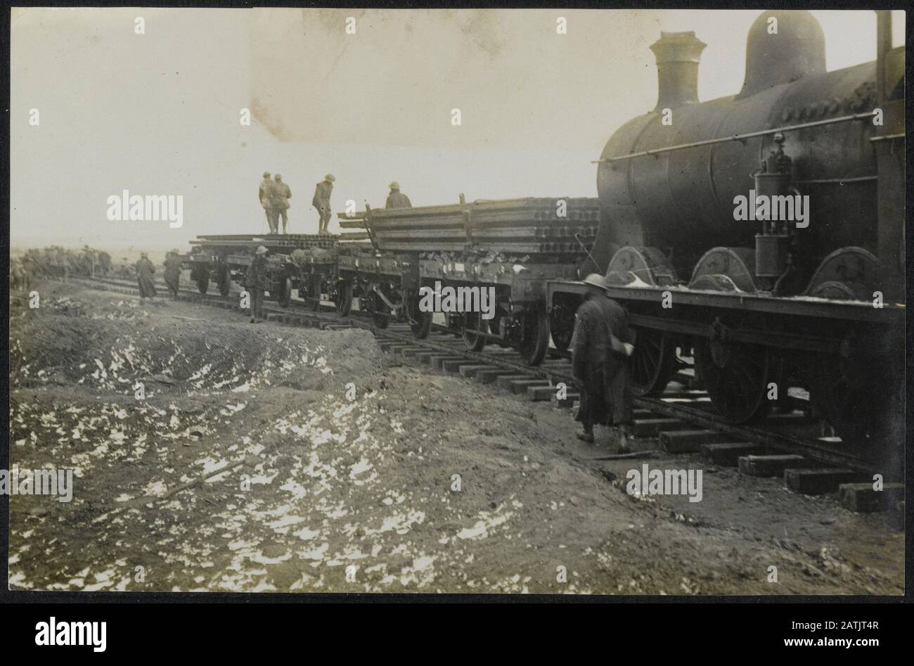 Description: Chemins de fer de construction. Train anglais avec soldats et rails. Date : {1914-1918} mots clés : première Guerre mondiale, soldats, rails, chemin de fer Banque D'Images