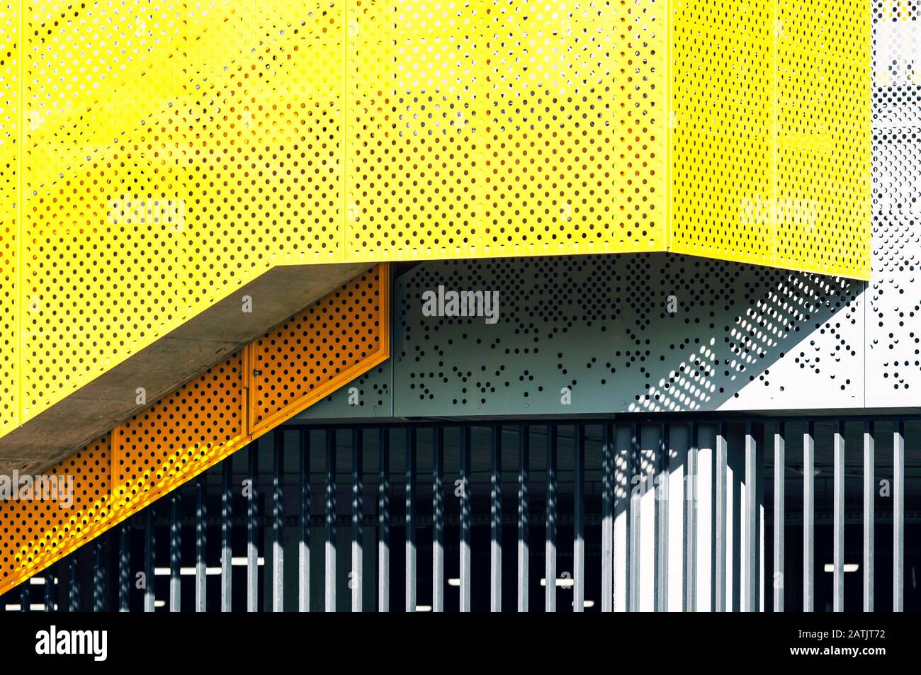 Détail de façade de bâtiment industriel, architecture géométrique abstraite, formes et lignes de construction Banque D'Images