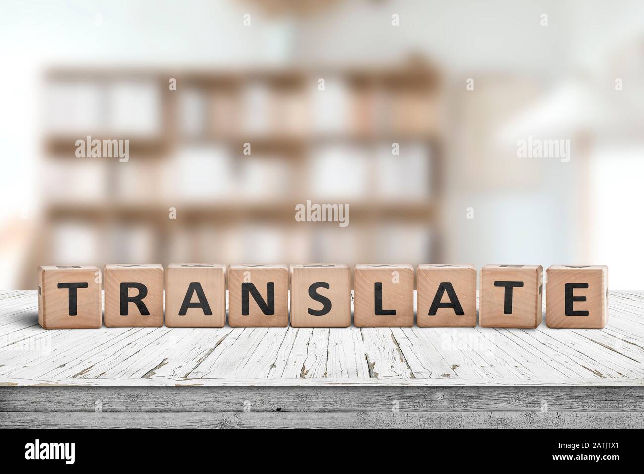 Traduisez le message sur un bureau dans un salon lumineux en arrière-plan Banque D'Images