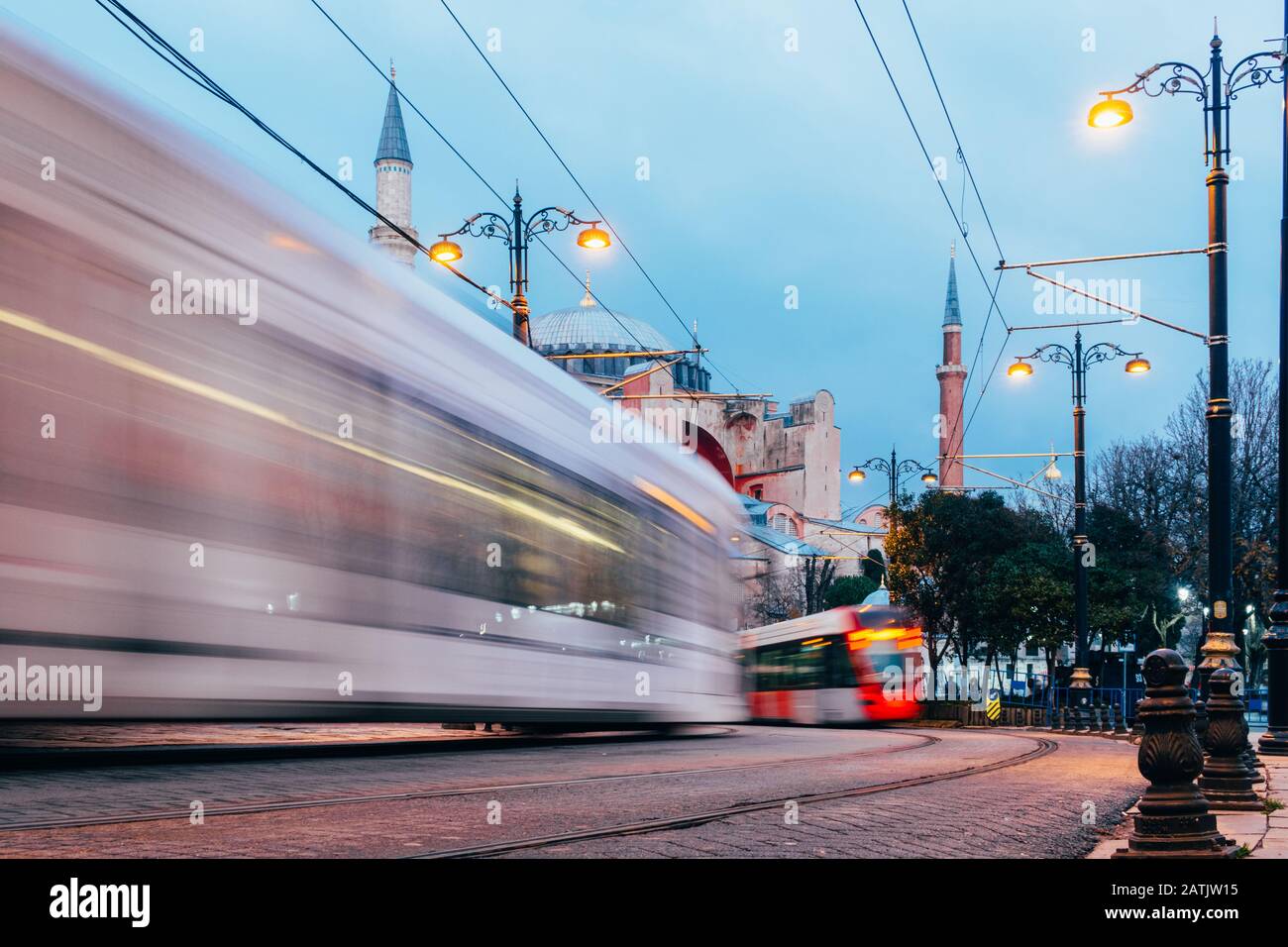 Istanbul, Turquie - 9 janvier 2020 : un tramway passe devant le musée Sainte-Sophie au crépuscule, Istanbul, Turquie Banque D'Images