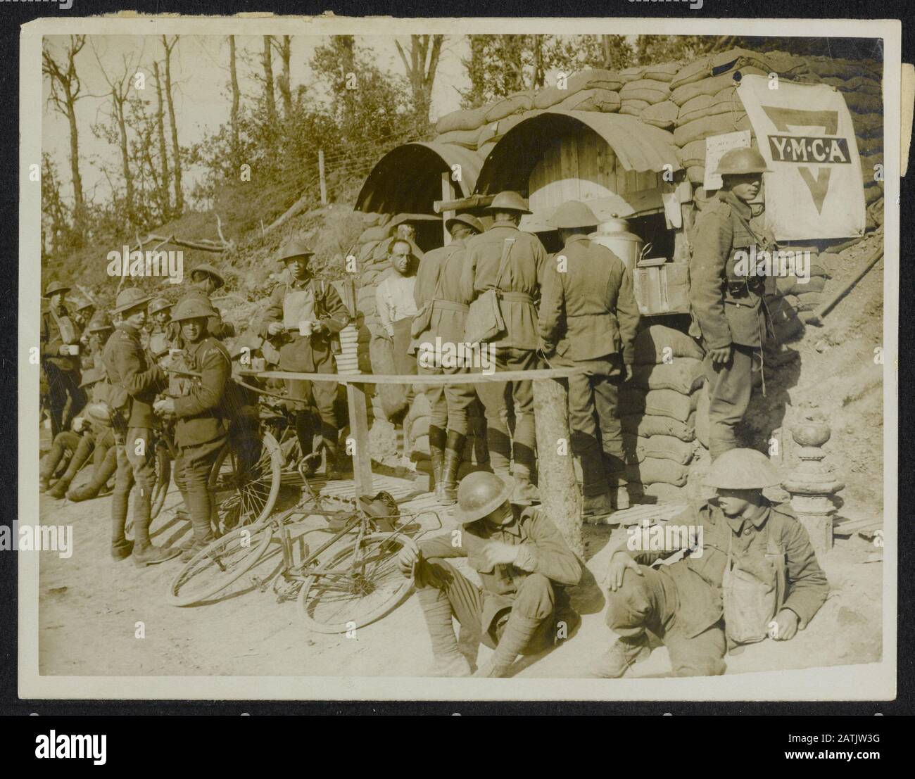 The Western Front Description: Bataille De Menin Road. Un excellent avantage pour nos gens. Un Y.M.C.A. qui est bien sous le feu de coquille. Annotation : Le Front Occidental La Bataille De La Route Menin, Ypres. Un grand avantage pour nos hommes. Une cantine du YMCA près du shellfire. Date: {1914-1918} lieu: Belgique, Ypres mots clés: Première Guerre mondiale, fronts, cantines, soldats, batailles Banque D'Images