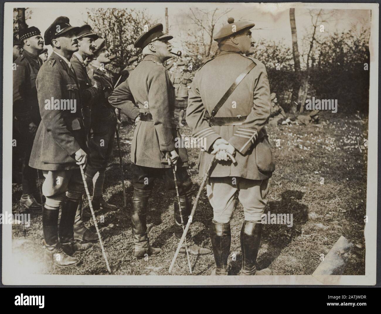 The British Western Front Description: Le Héros Sportif De Black Watch Au Repos. Un commandant divisionnaire regardant un événement Annotation: British Western Front. La Black Watch (unité écossaise) organise des matchs pendant une période de repos. Un commandant de division était spectateur à la date de l'événement : {1914-1918} mots clés : première Guerre mondiale, fronts, officiers, détente, repos, soldats Banque D'Images