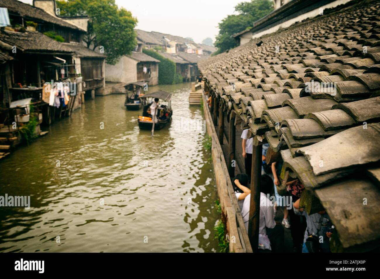 Les touristes bateau télécabine dans l'une des villes d'eau en Chine, près de Shanghai Banque D'Images