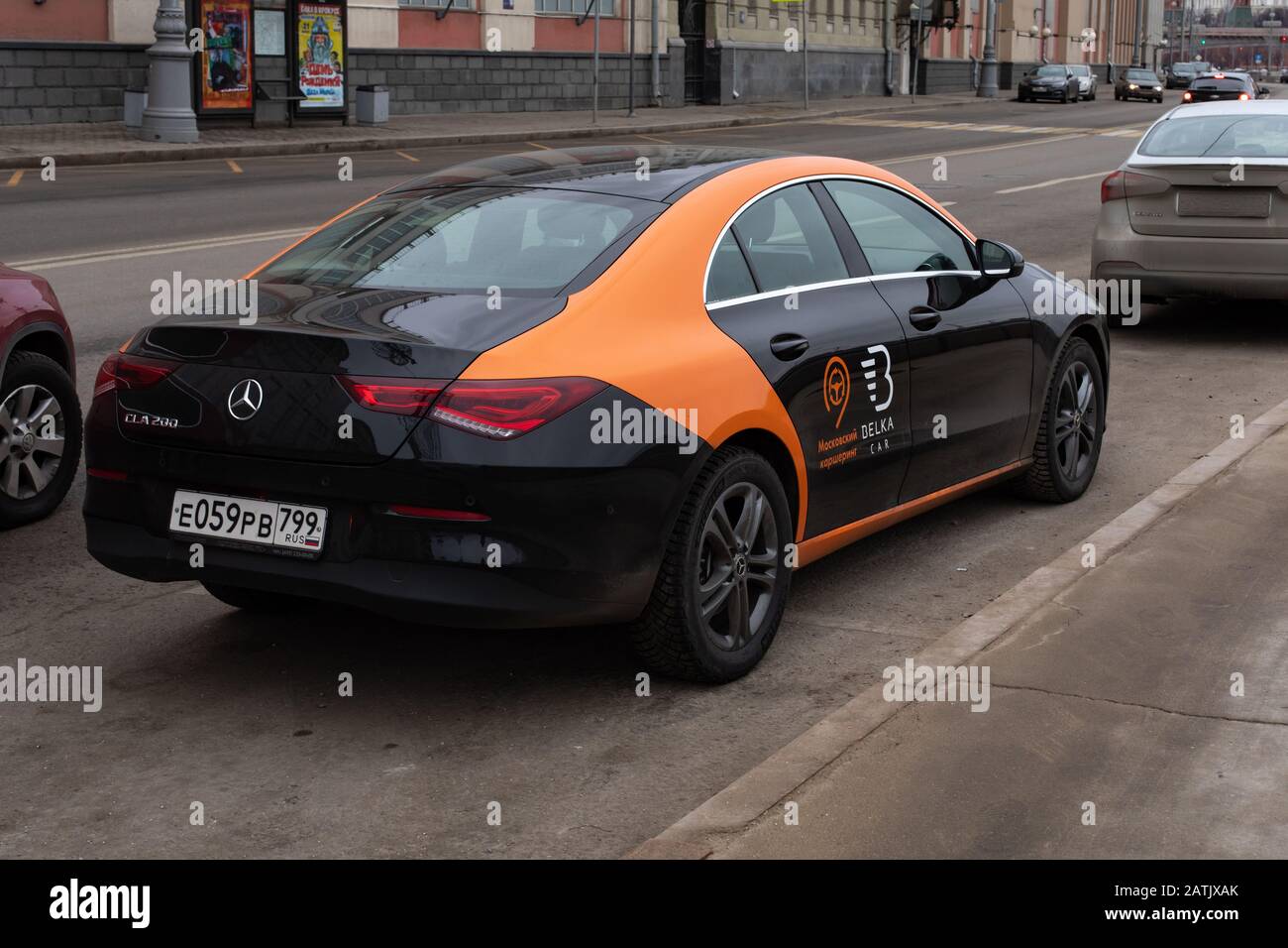 Moscou, Russie - 7 janvier 2020: Noir Mercedes CLA 200 marque et peint dans les couleurs de BelkaCar Moscou partage de voiture. Voiture de location de classe A. Merced Banque D'Images