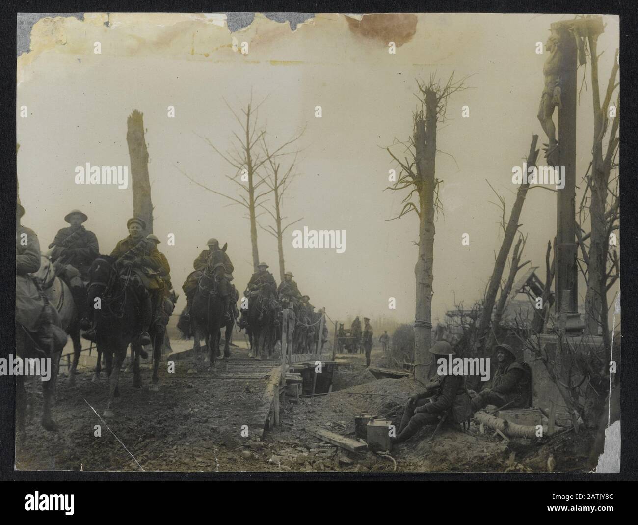 The British Western Front Description: Cavalerie traversant un pont temporaire Annotation: British Western Front. Cavalerie attire un pont d'urgence Date: {1914-1918} mots clés: Cavalerie premier front de guerre mondiale, ponts temporaires Banque D'Images