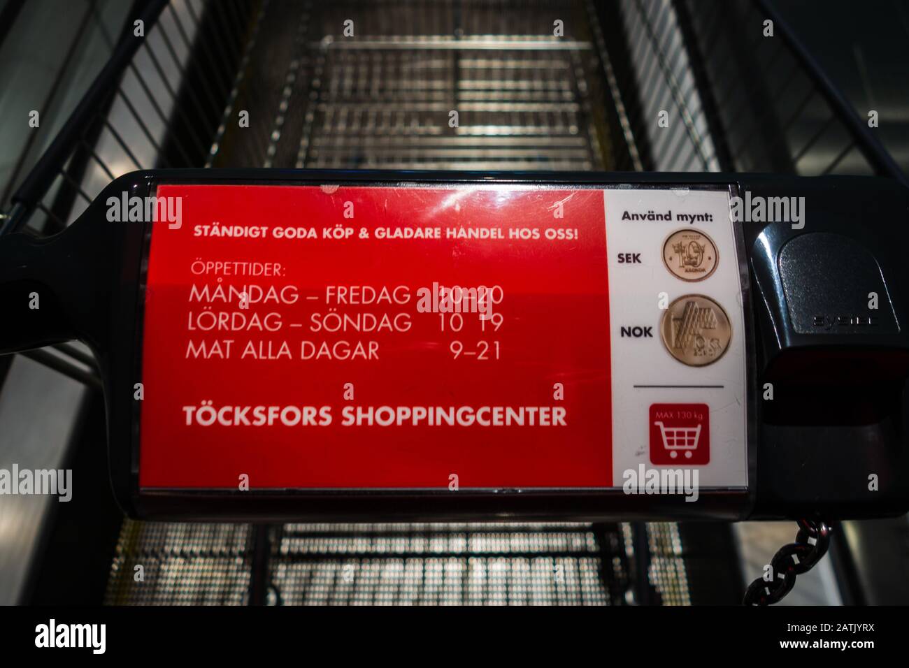 Editorial 08.31.2019 Töcksfors Suède Panier dans le centre commercial de Töcksfors avec des informations sur les heures d'ouverture Banque D'Images