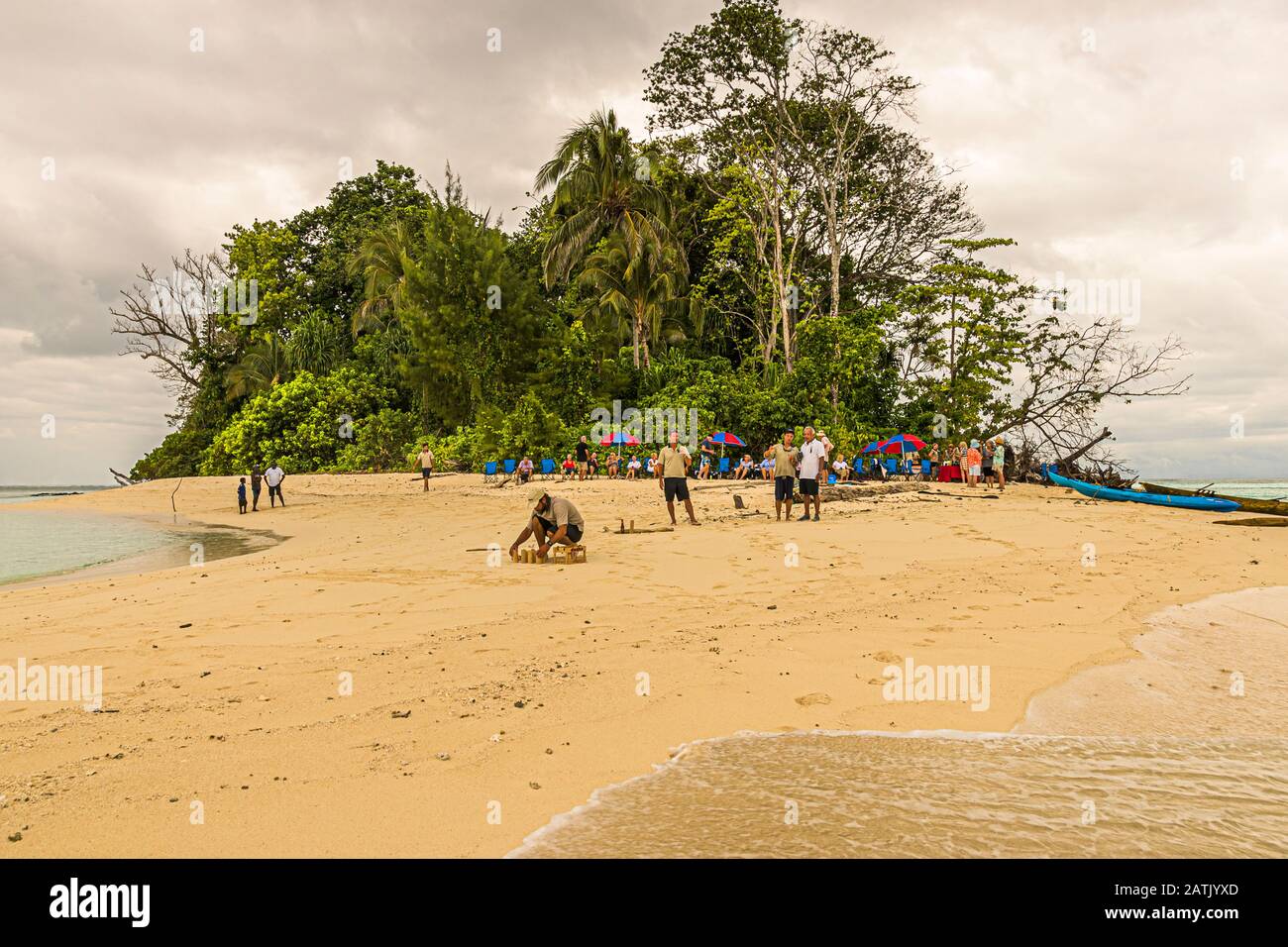 Activités de plage sur une île éloignée près de Bougainville Banque D'Images