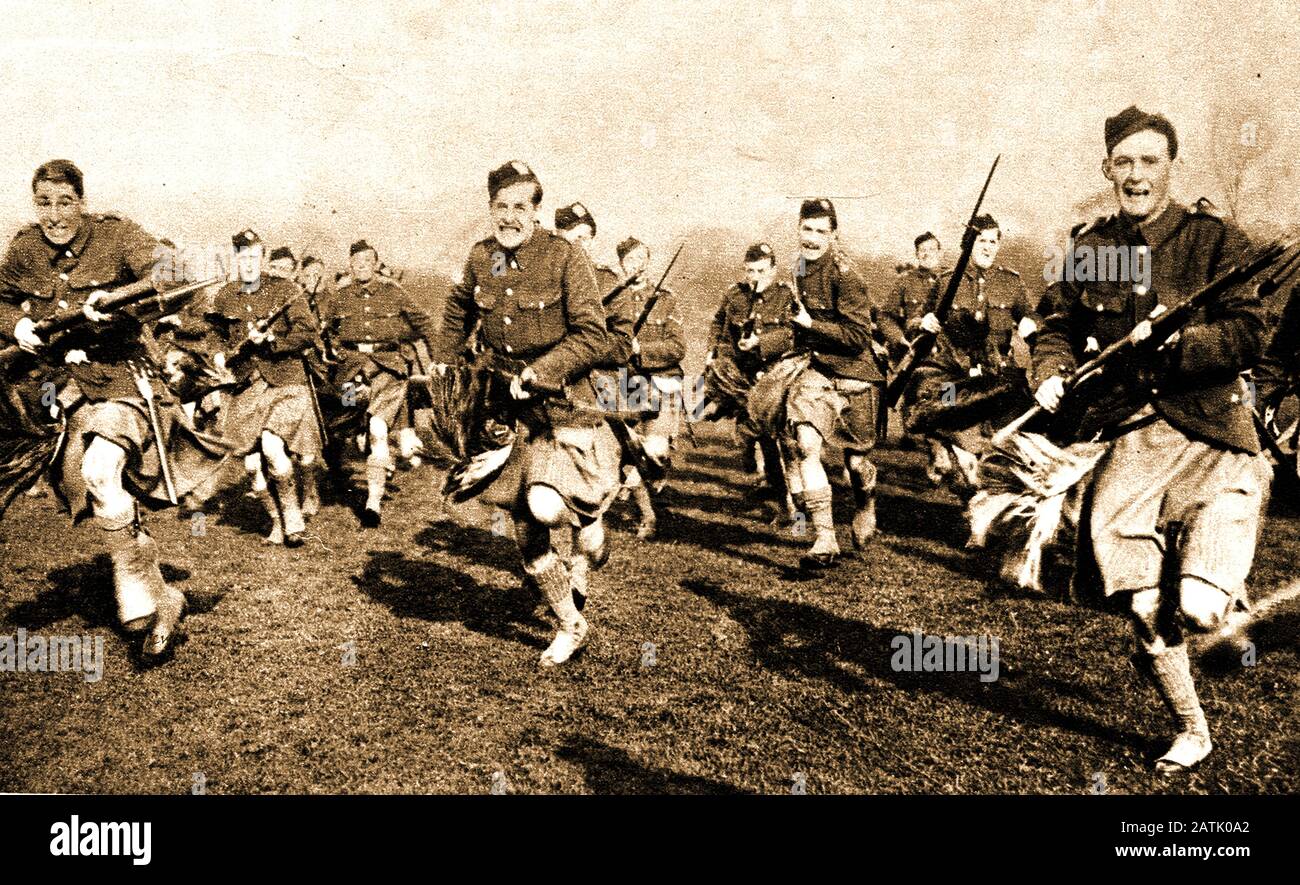 1914 le London Scottish Regiment charge avec des bayonets fixes lors d'un exercice d'entraînement avant d'entrer dans la bataille (première Guerre mondiale). Le 1/14ème Bataillon a été mobilisé au début de la guerre et a été immédiatement envoyé en France. Le 2/14ème Bataillon est allé en France en juin 1916, puis transféré à Salonika et à Palestine. Le premier Bataillon de Londres Scottish fut le premier Bataillon territorial d'infanterie en 1914 à être impliqué dans l'action contre les Allemands à Messines en 1914 Banque D'Images