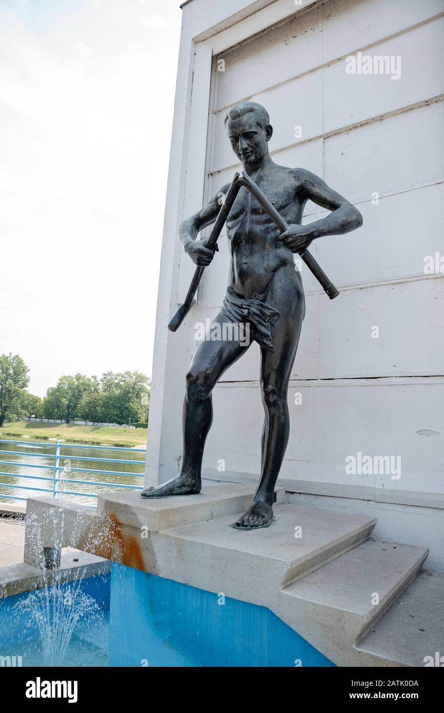Piestany, Slovaquie - 20 juillet 2019 : statue de brise-roches dans une entrée au pont Colonnade au centre de la ville. Célèbre spa. Symbole de la ville thermale Banque D'Images