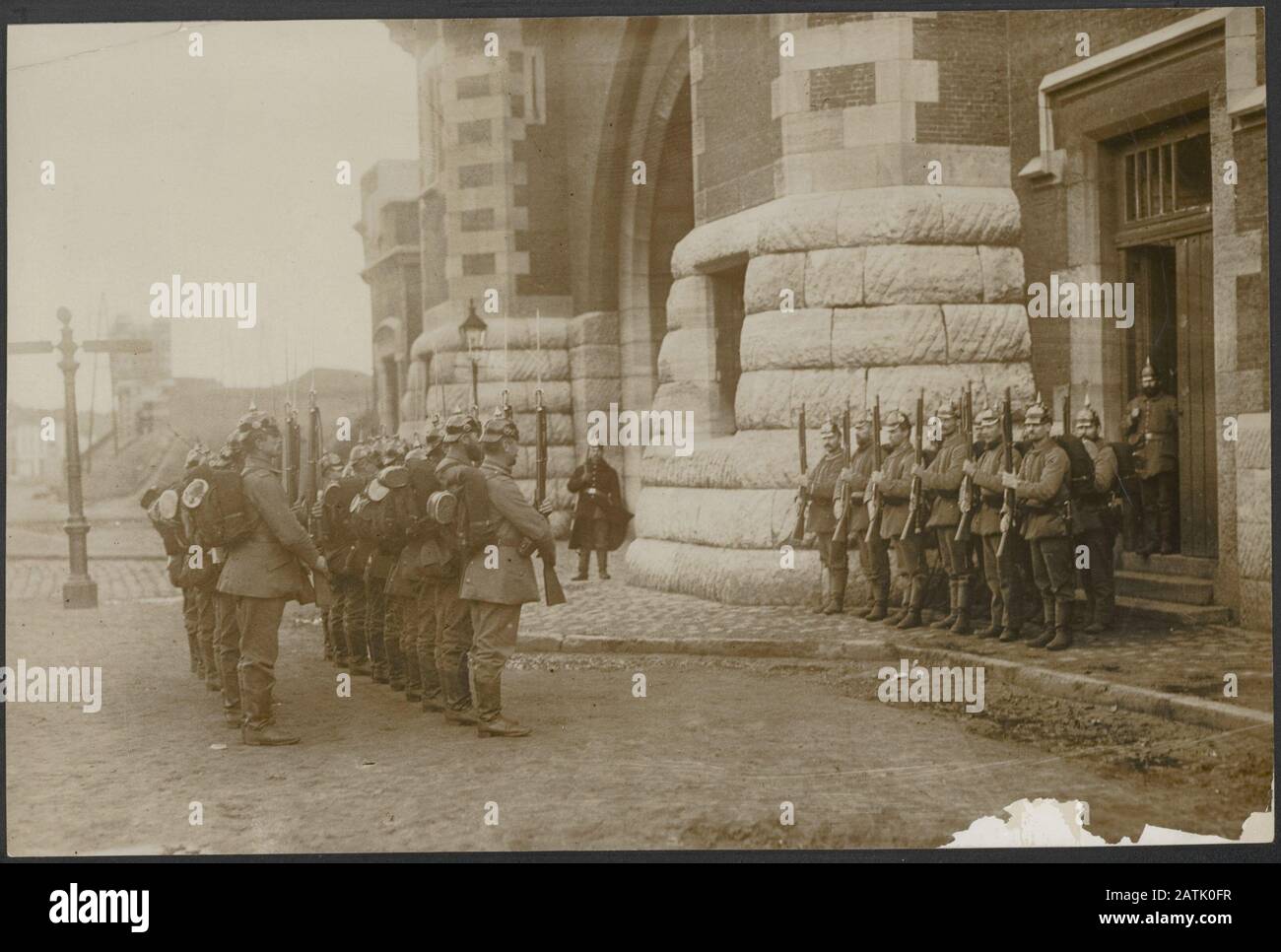 Description: Les soldats allemands présentent des armes avant le [[::: Torhoutse Gate | Turnhoutse port]] Forteresse Anvers Date: 1914 lieu: Anvers, Belgique, Allemagne, Turnhout Banque D'Images