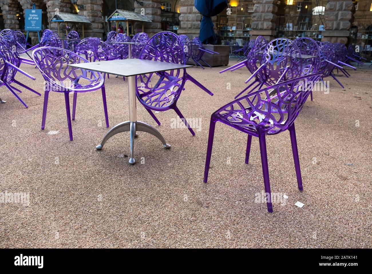 Chaises violettes en plastique dans un café extérieur Photo Stock - Alamy