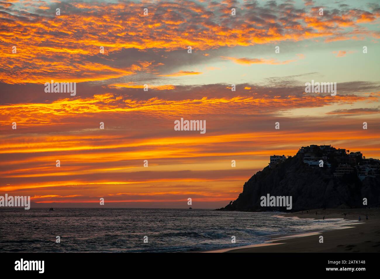Nuages Orange, silhouette d'une falaise rocheuse et de la plage, plage de Solmar, Cabo San Lucas, Baja California Sur, Mexique Banque D'Images