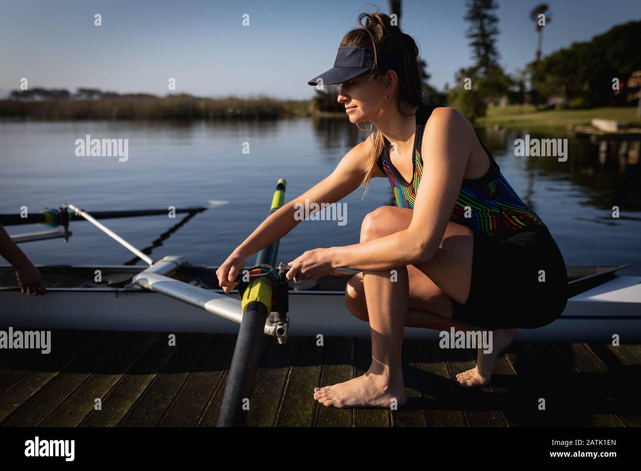 Entraînement de l'équipe d'aviron féminine sur une rivière Banque D'Images