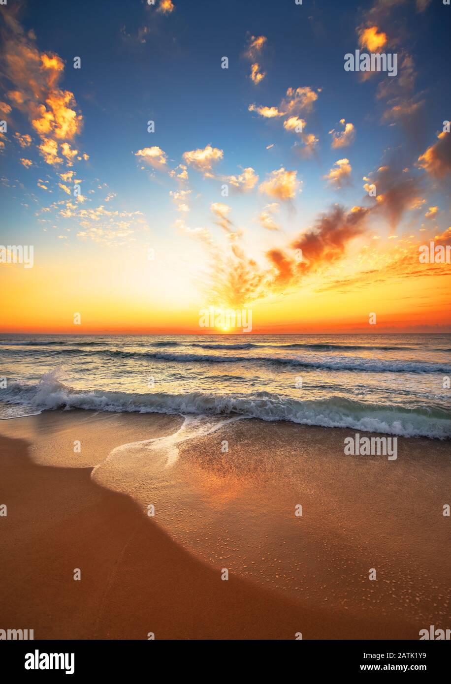 Lever du soleil tropical sur la plage. Banque D'Images