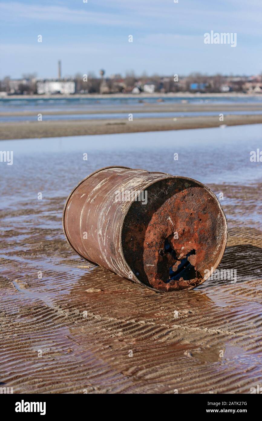 Une scène de pollution de l'eau dans la nature avec un vieux baril de ...