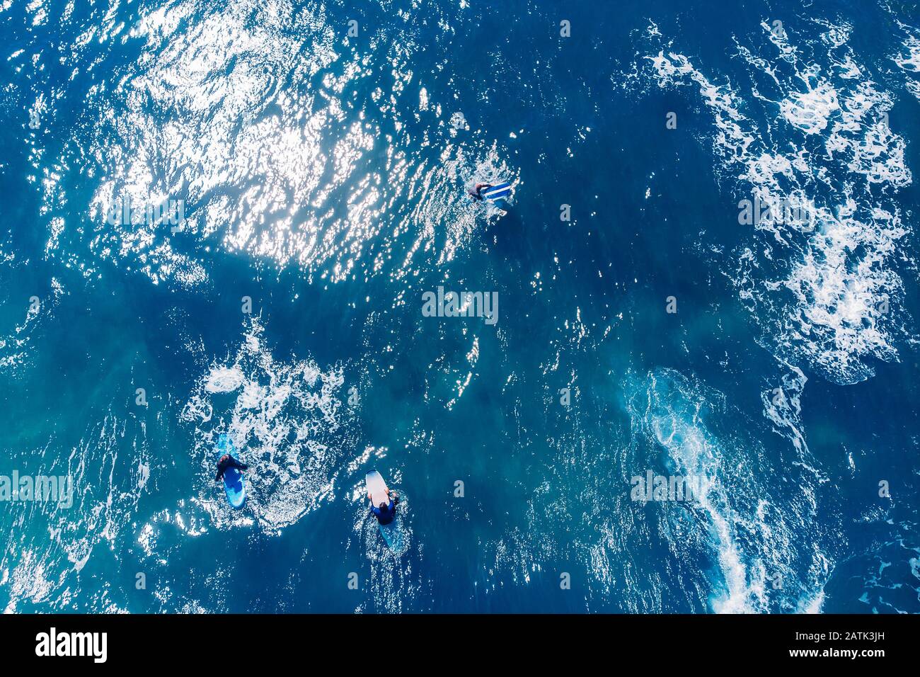 Le groupe de surfeurs novices apprend à s'embarquer sur la vague. Vue supérieure de l'antenne Banque D'Images