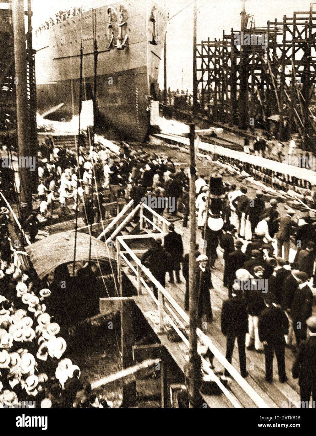 Une photographie prise lors du lancement du cuirassé de la classe V HMS George V par le roi George VI de Grande-Bretagne le 21 février 1939 . Elle a été construite par Vickers-Armstrong Ltd à la Walker Navy Yard, Newcastle-upon-Tyne (pendentif numéro 41). Le roi a demandé que le navire soit nommé en l'honneur de son défunt père, le roi George V, et non lui-même (le roi George VI). Elle portait 4 hydravions de Walrus Supermarine, 1 catapulte à double extrémité. Banque D'Images