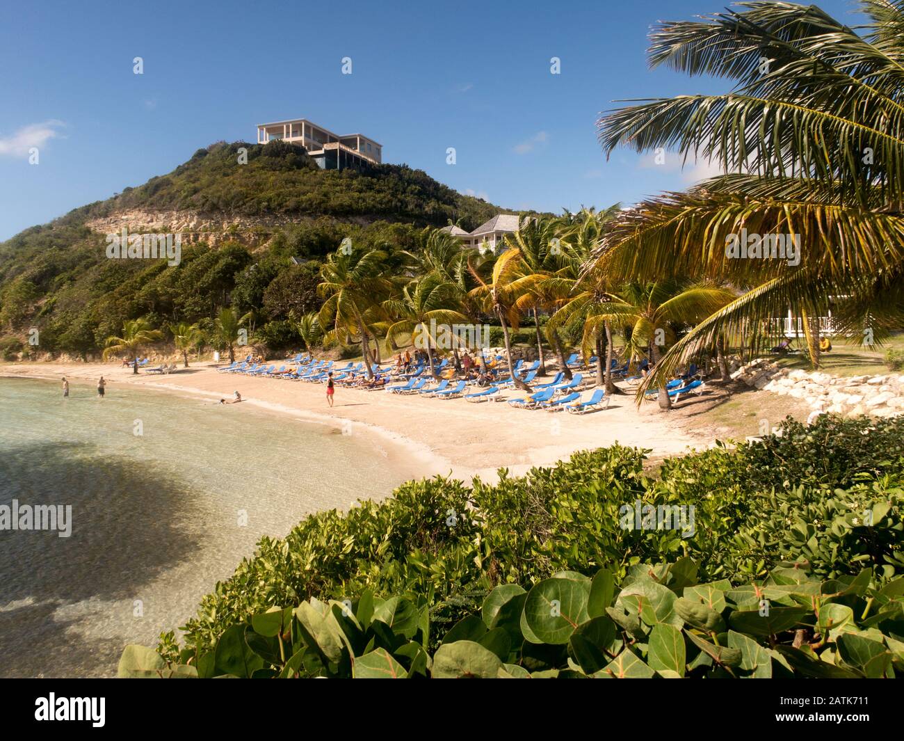 La plage de Nonsuch Bay Resort sur Antigua-et-Barbuda dans les îles Windward Banque D'Images