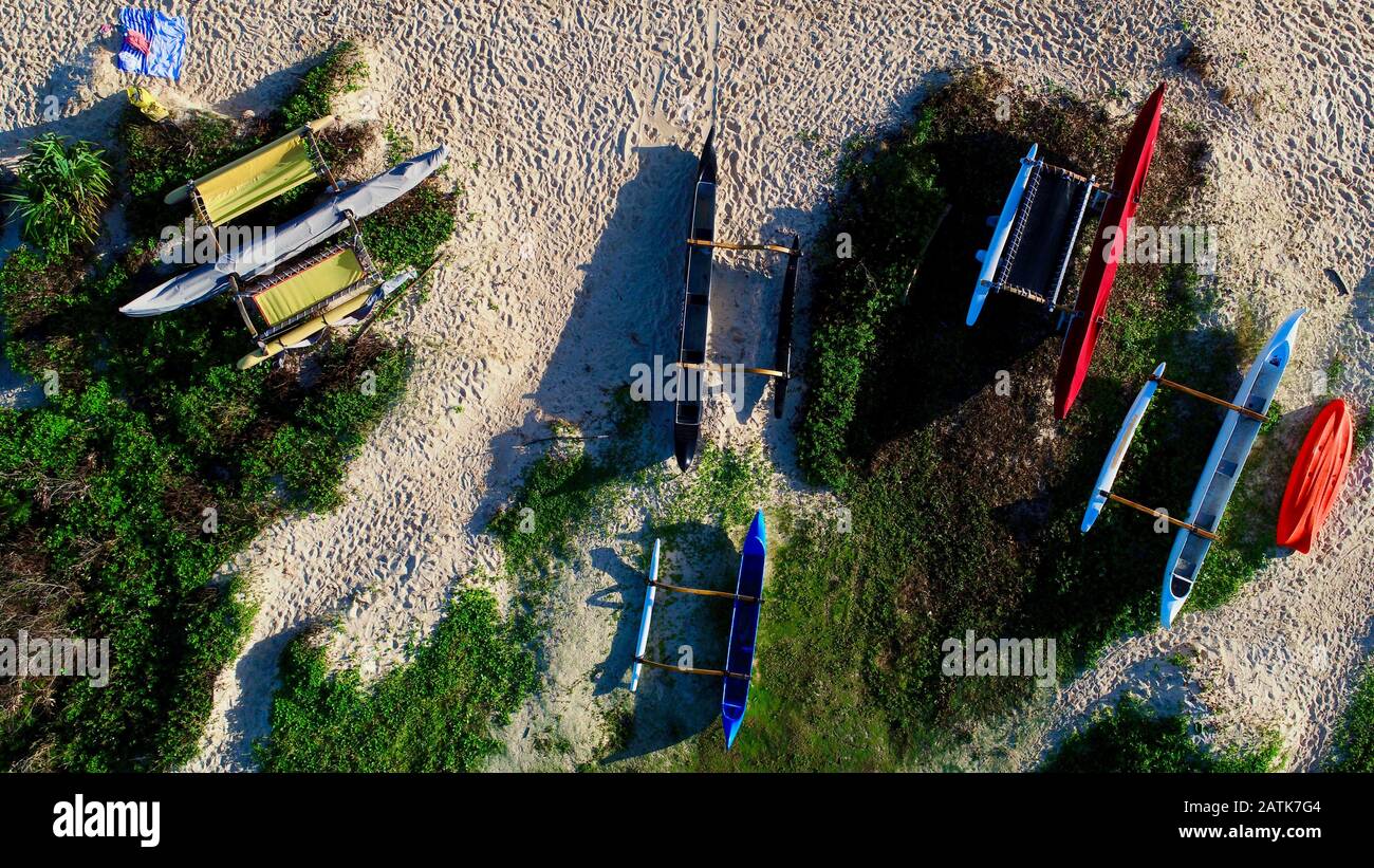 Vue aérienne des canoës à outrigger sur les rives de Lanikai Beach, Kailua, Oahu Island, Hawaï, États-Unis Banque D'Images