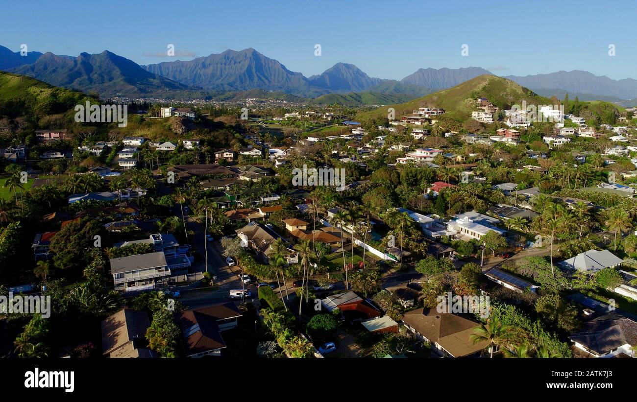 Vue aérienne de la communauté de Kailua avec le massif montagneux de Koolau à distance, côté Windward de l'île d'Oahu, Hawaï, États-Unis Banque D'Images