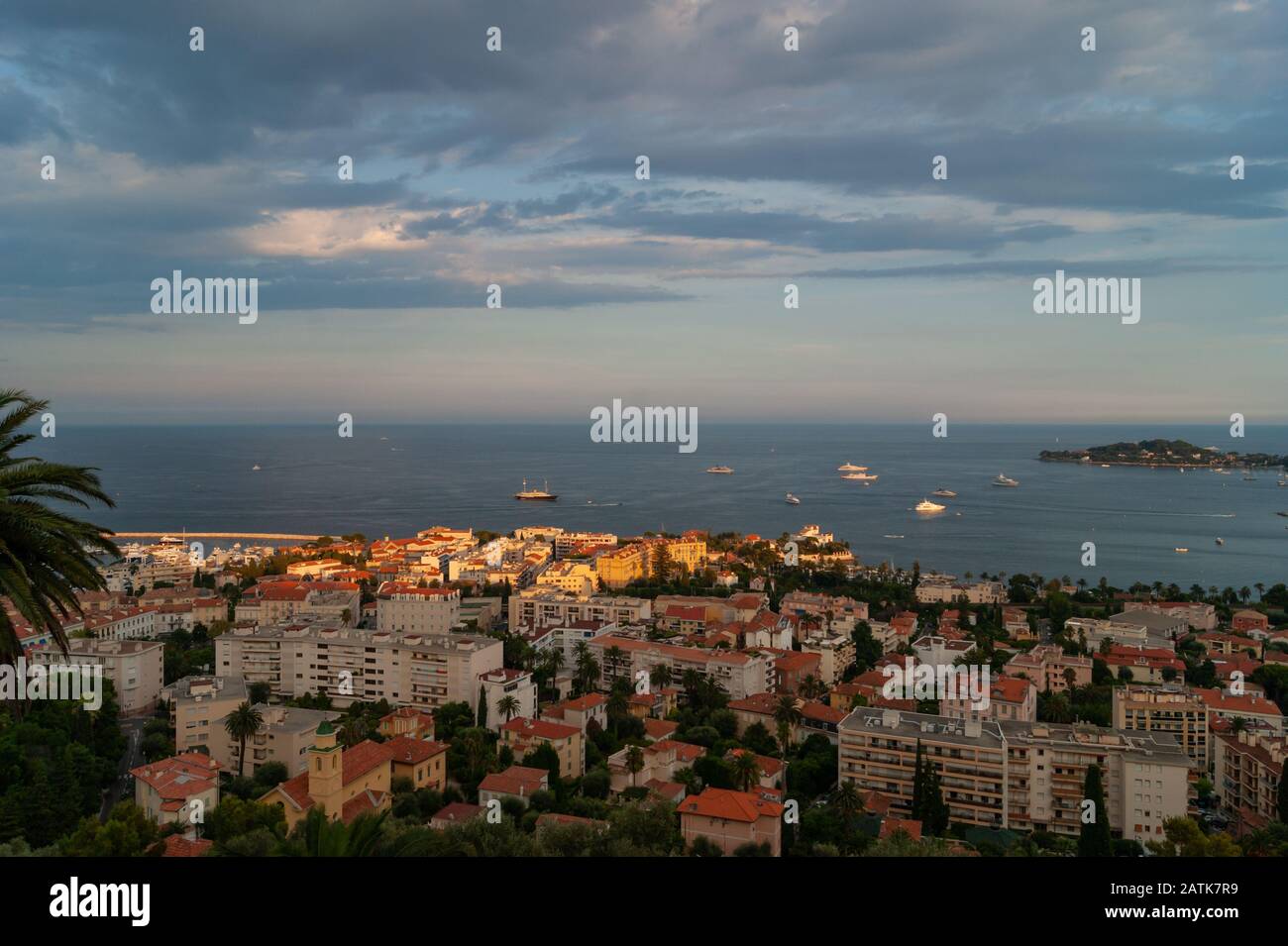 Vue panoramique sur le village côtier méditerranéen de Beaulieu-sur-Mer, Côte d'Azur, Sud de la France, avec le golfe du Cap Ferrat sur la droite Banque D'Images