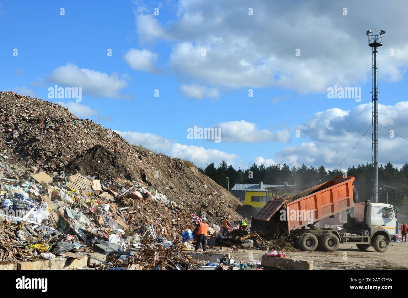 Le déchargement des camions à ordures déchets de construction contenant à la décharge. Usine de traitement de traitement de déchets industriels. Le recyclage des déchets et de béton Banque D'Images