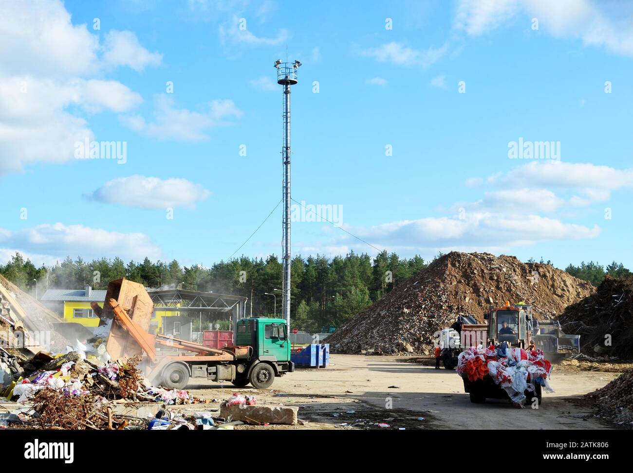 Le déchargement des camions à ordures déchets de construction contenant à la décharge. Usine de traitement de traitement de déchets industriels. Le recyclage des déchets et de béton Banque D'Images