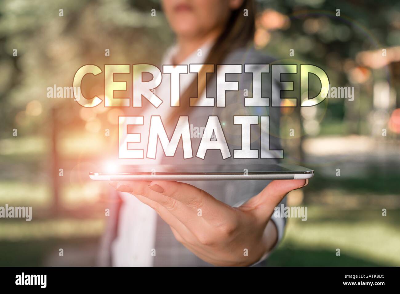 Rédaction conceptuelle montrant l'e-mail certifié. Concept signifiant e-mail dont l'envoi est certifié par un tiers neutre scène extérieure avec des affaires Banque D'Images