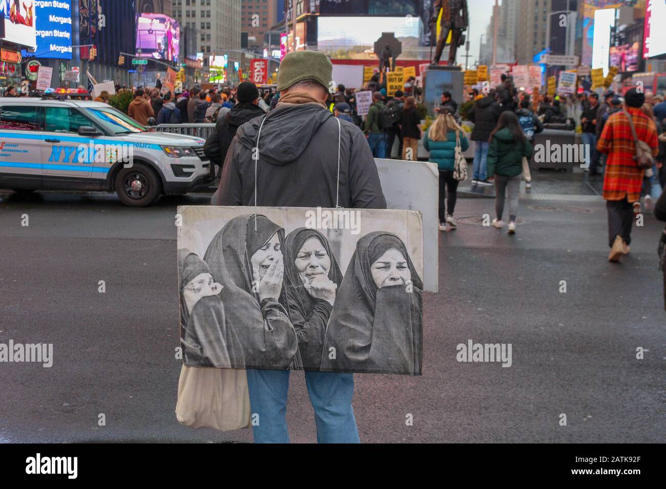 Des manifestants sont descendus dans les rues de New York à Times Sq pour protester contre le meurtre par l'administration Trump d'un général iranien de premier plan le 4 janvier 2020. Banque D'Images