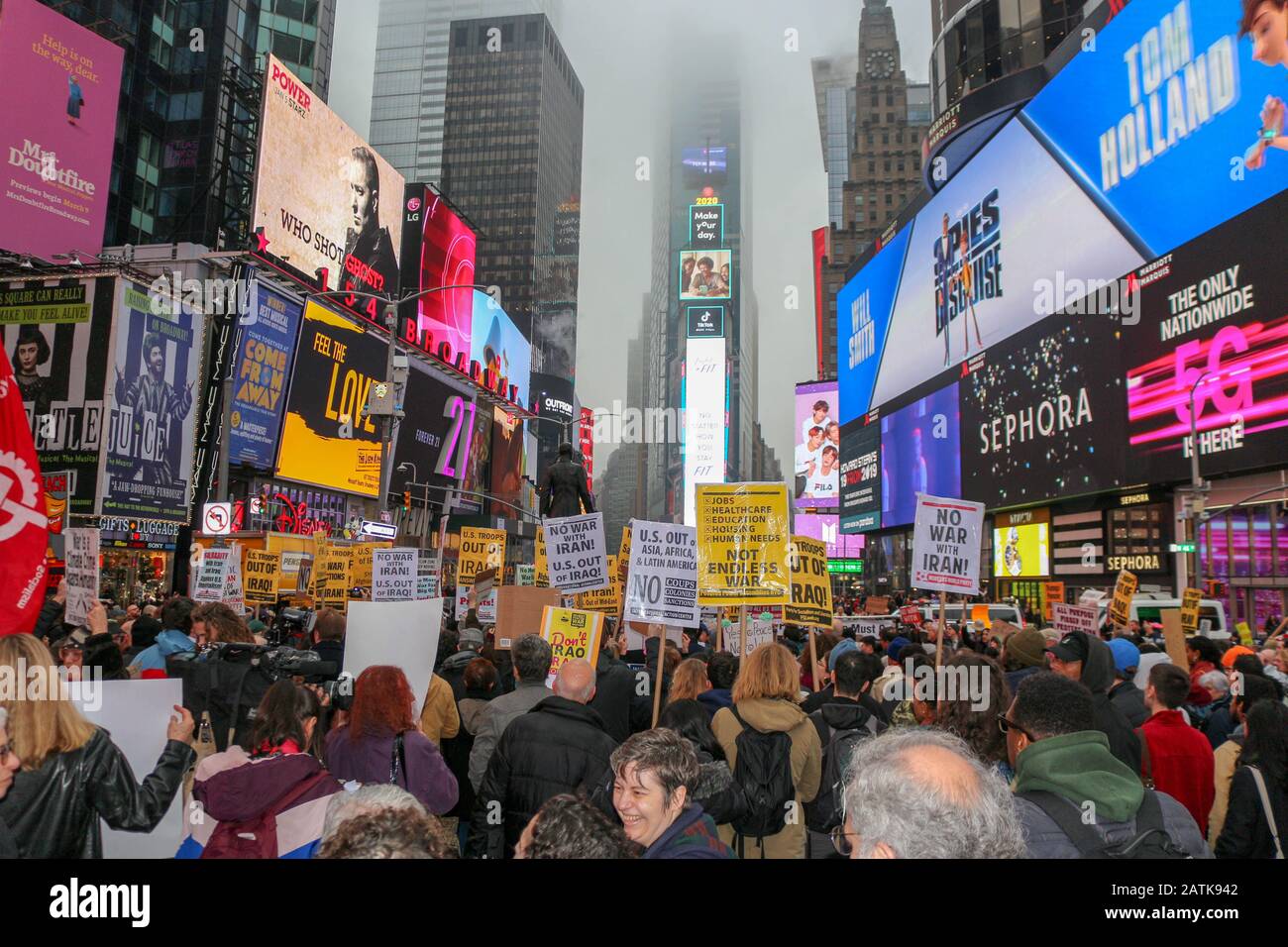 Des manifestants sont descendus dans les rues de New York à Times Sq pour protester contre le meurtre par l'administration Trump d'un général iranien de premier plan le 4 janvier 2020. Banque D'Images