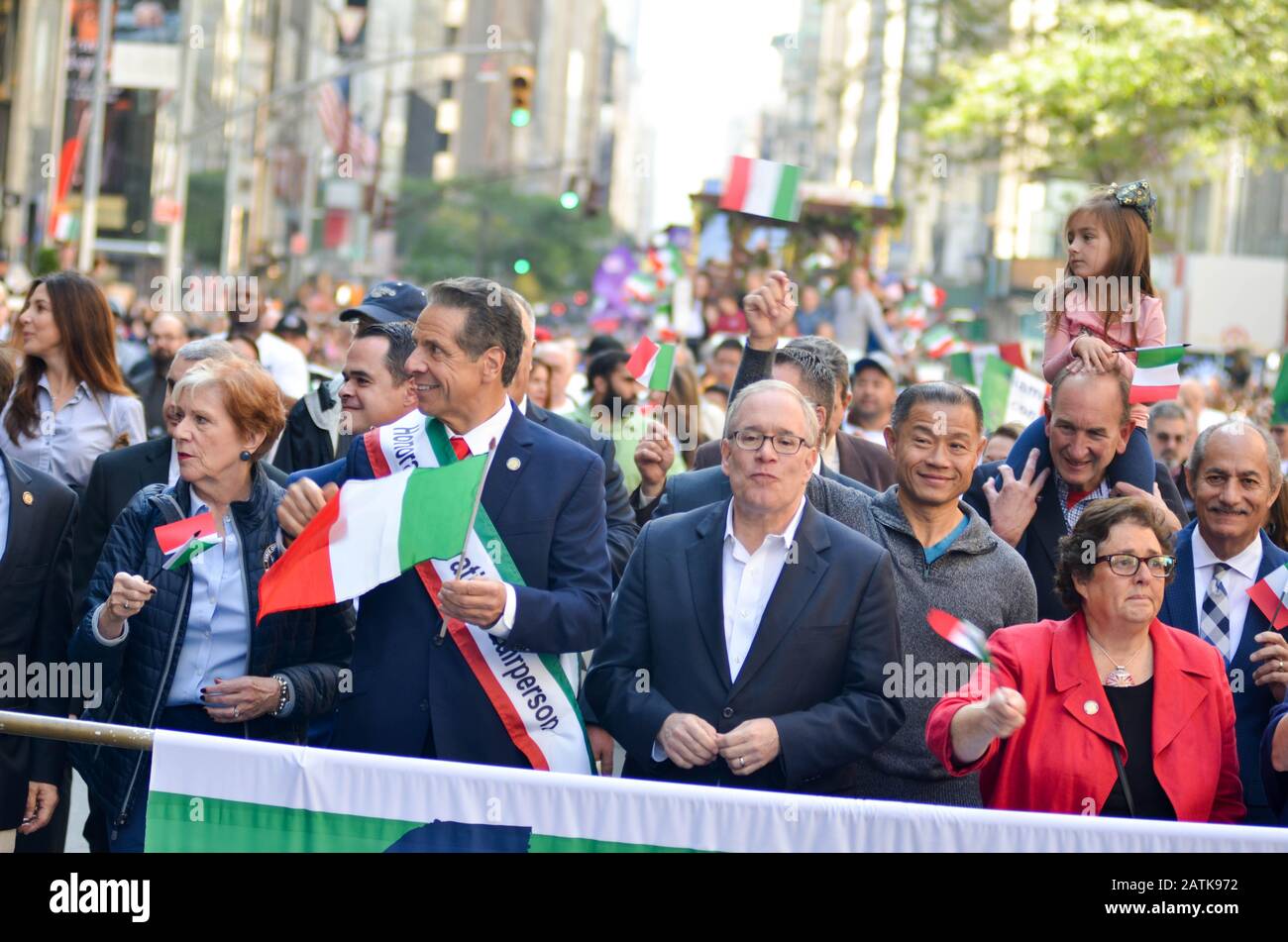 Le gouverneur Andrew Cuomo est vu marcher pendant la parade de la journée de Columbus à New York le 14 octobre 2019. Banque D'Images