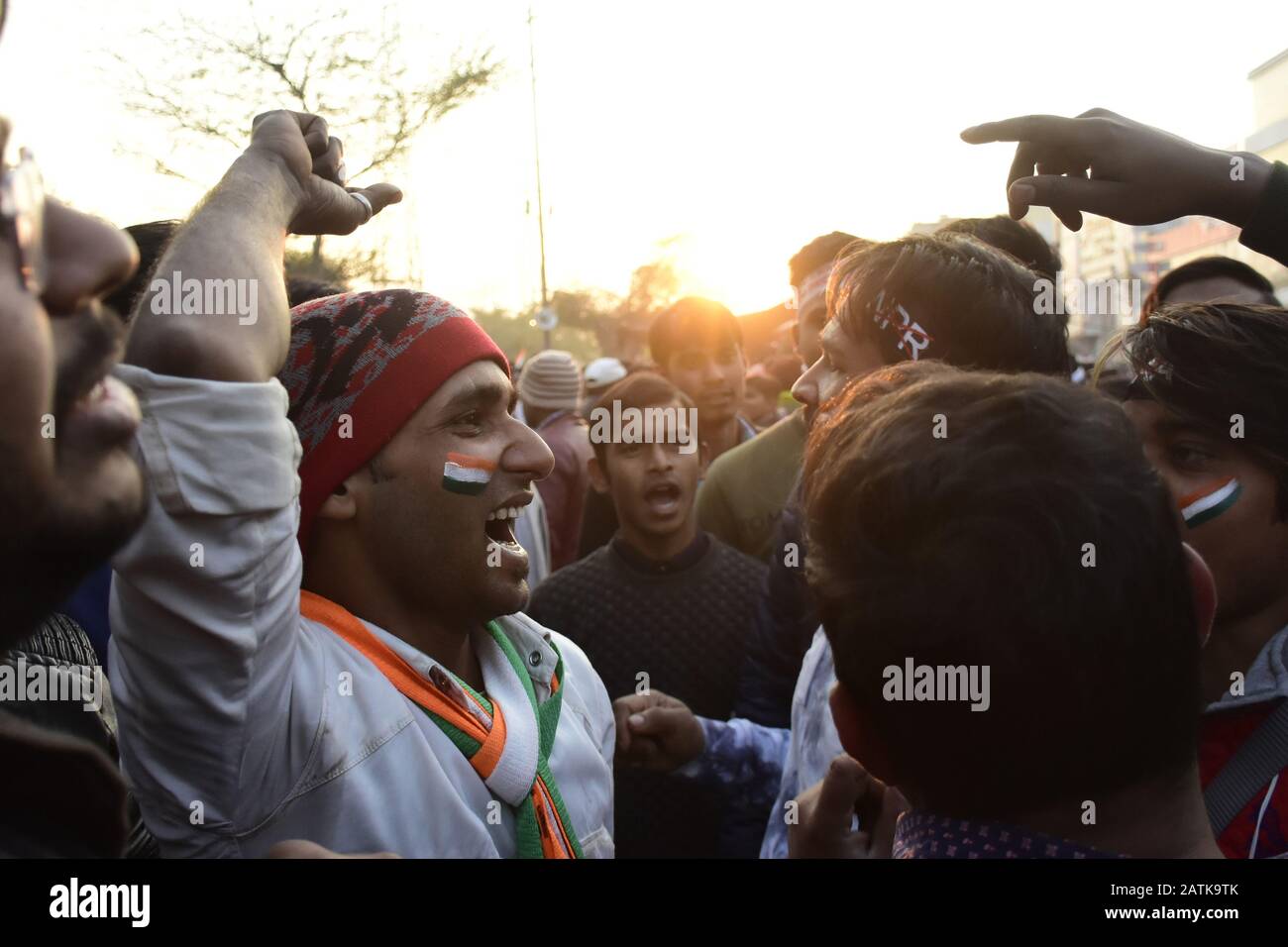 2 février 2020: Les Indiens ont crié des slogans lors de protestations contre la Loi controversée modifiant la citoyenneté (CAA), le Registre national Des Citoyens (CNRC) et le Registre national de la population (PNR) dans la région de Shaheen bagh à New Delhi, en Inde, le 02 février 2020. La loi accorde la citoyenneté indienne aux réfugiés des communautés hindoues, chrétiennes, sikhes, bouddhistes et parsi qui fuient la persécution religieuse du Pakistan, de l'Afghanistan et du Bangladesh et à ceux qui sont entrés en Inde le 31 décembre 2014 ou avant. Le Parlement avait adopté le projet de loi 2019 sur la citoyenneté (amendement) et il est devenu une loi après la rece Banque D'Images