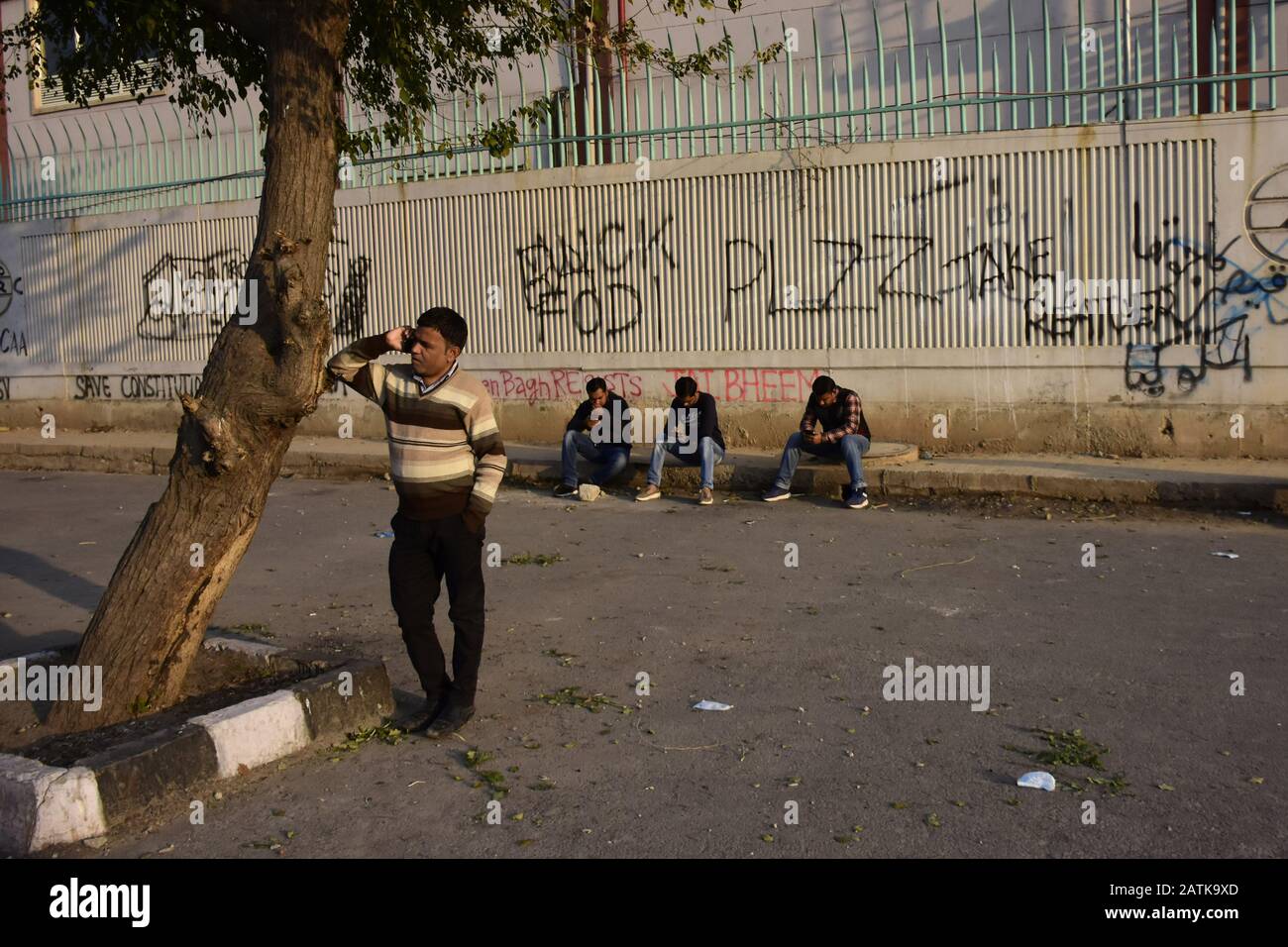 2 février 2020: Les citoyens indiens se tiennent devant le mur avec grafitti lors d'une manifestation contre la Loi controversée sur la modification de la citoyenneté (CAA), le Registre national Des Citoyens (CNRC) et le Registre national de la population (PNR) dans la région de Shaheen bagh à New Delhi, en Inde, le 02 février 2020. La loi accorde la citoyenneté indienne aux réfugiés des communautés hindoues, chrétiennes, sikhes, bouddhistes et parsi qui fuient la persécution religieuse du Pakistan, de l'Afghanistan et du Bangladesh et à ceux qui sont entrés en Inde le 31 décembre 2014 ou avant. Le Parlement avait adopté le projet de loi 2019 sur la citoyenneté (amendement) et il l'était Banque D'Images