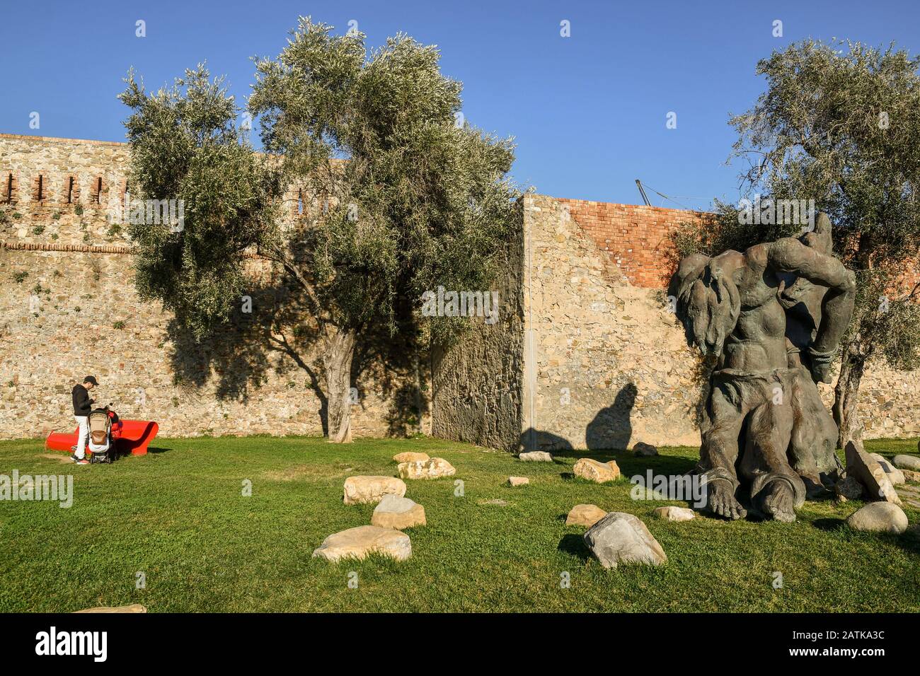 Fort de Santa Tecla avec le Monument aux Martyrs De La Résistance avec les oliviers et les gens en une journée ensoleillée, Sanremo, Ligurie, Italie Banque D'Images