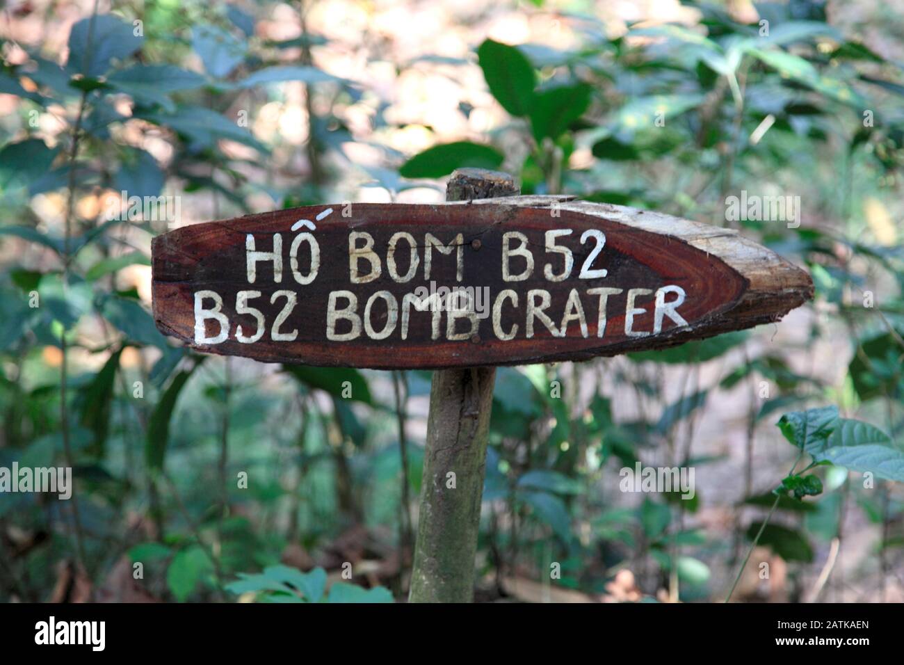 Signe Pour Le Cratère À Bombe De L' Bah52, Les Tunnels De Cu Chi, Ben Dinh, Près De Ho Chi Minh Ville, Saigon, Vietnam, Asie Du Sud-Est, Asie Banque D'Images