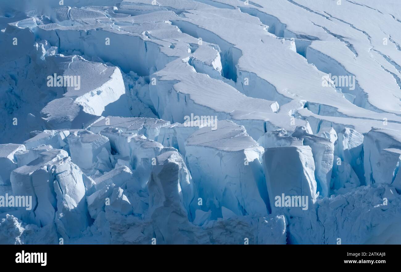 Un glacier massif au port de Neko, une magnifique entrée de la péninsule Antarctique Banque D'Images