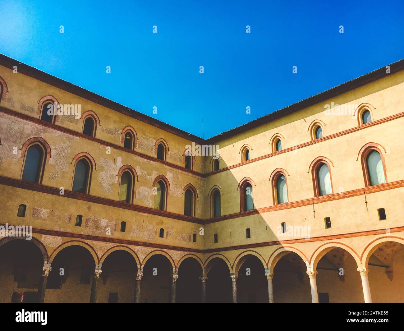 Château médiéval de Sforza ou Castello Sforzesco et beau parc Sempione au coeur de Milan, Lombardie, Italie. XVe siècle par Francesco Sforza Banque D'Images