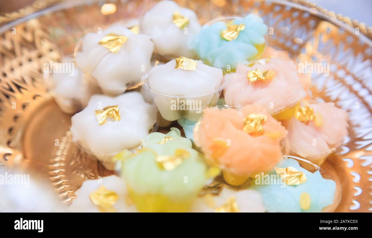 La gelée De Lait de coco (dessert thaïlandais) a un goût sucré et salé avec un bon arôme de noix de coco. Fabriqué à base de lait de coco et de jeunes viandes de noix de coco mélangés avec de la gélose et un Banque D'Images