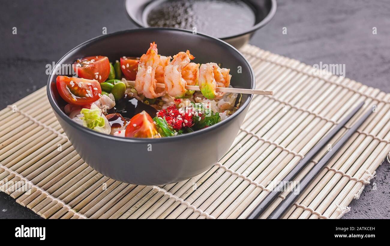 Riz frit avec légumes, haricots et crevettes. Cuisine asiatique. Espace de copie Banque D'Images