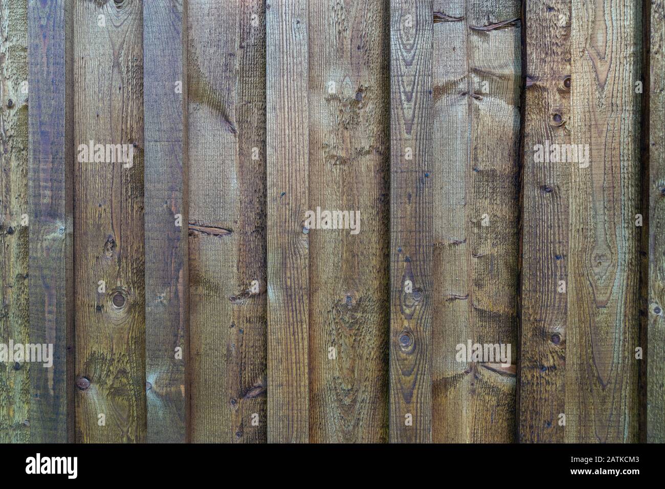 Murs extérieurs en bois marron du bâtiment. Détails de gros plan. Fond de texture en bois Banque D'Images