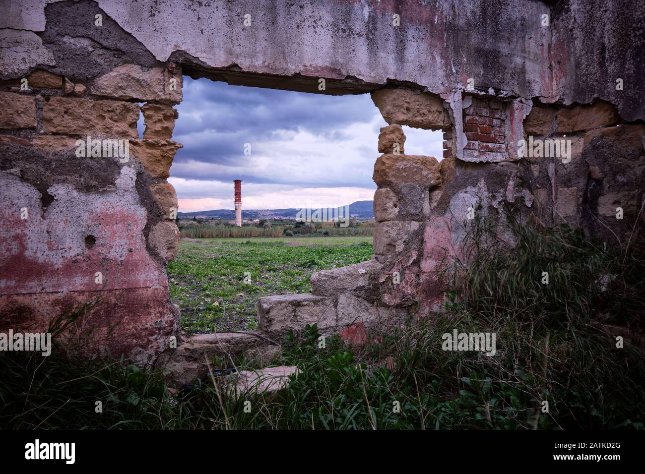 Arrêtez de regarder les murs, regardez la fenêtre. La campagne sicilienne vue depuis une fenêtre entre les murs ruinés Banque D'Images