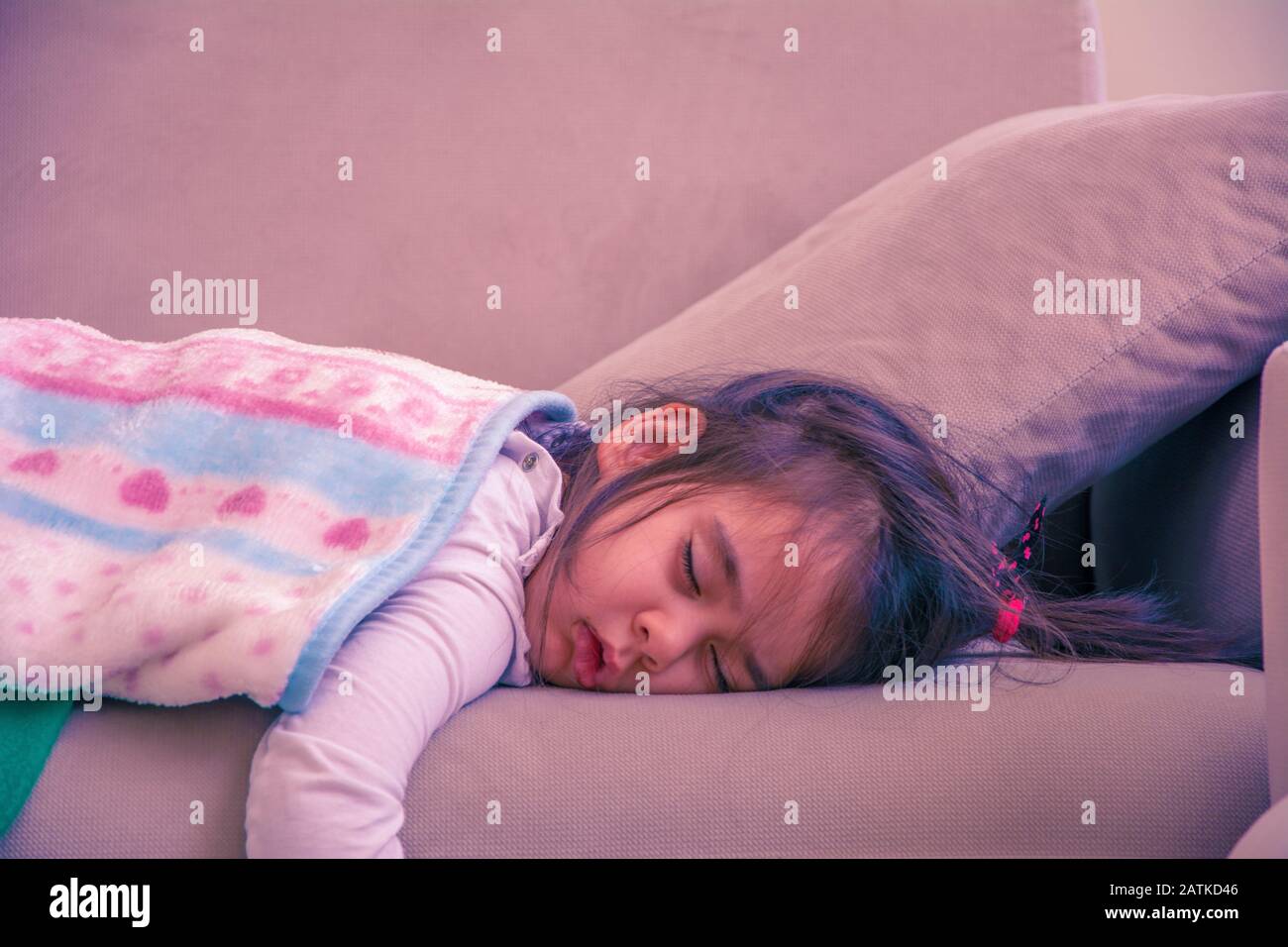 petite fille de 3 ans dormant sur un canapé Banque D'Images