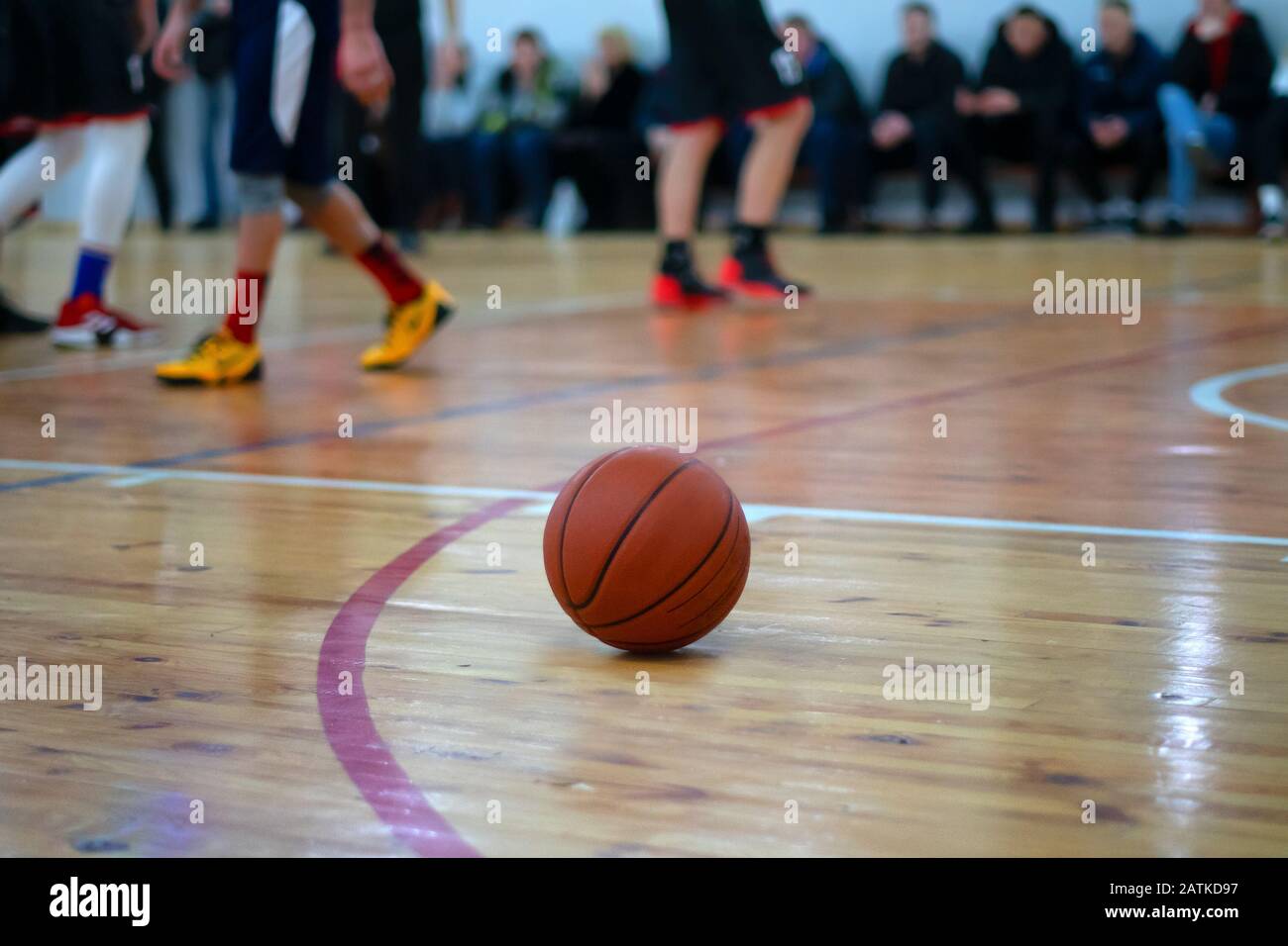 Basket-ball sur le court Floor gros plan avec une arène floue en arrière-plan Banque D'Images