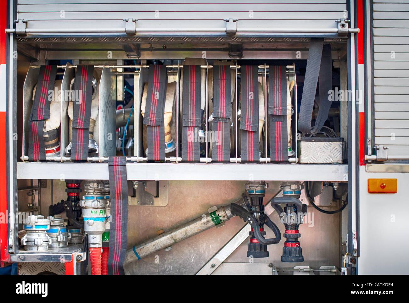 Salle de stockage dans le dépôt de lutte contre l'incendie avec tuyaux d'eau Banque D'Images